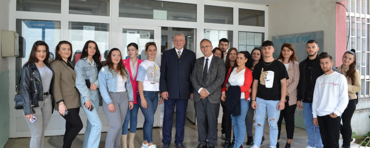 Studentët e Fakultetit të Shkencave Sociale, vizitojnë Zyrën Rajonale të Punësimit në Gjakovë